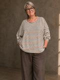 Lækker strik til plus size kvinden, som godt kan lide en let strik med flot struktur. Den har en lille mærke på ærmet, som er en fin detalje. 