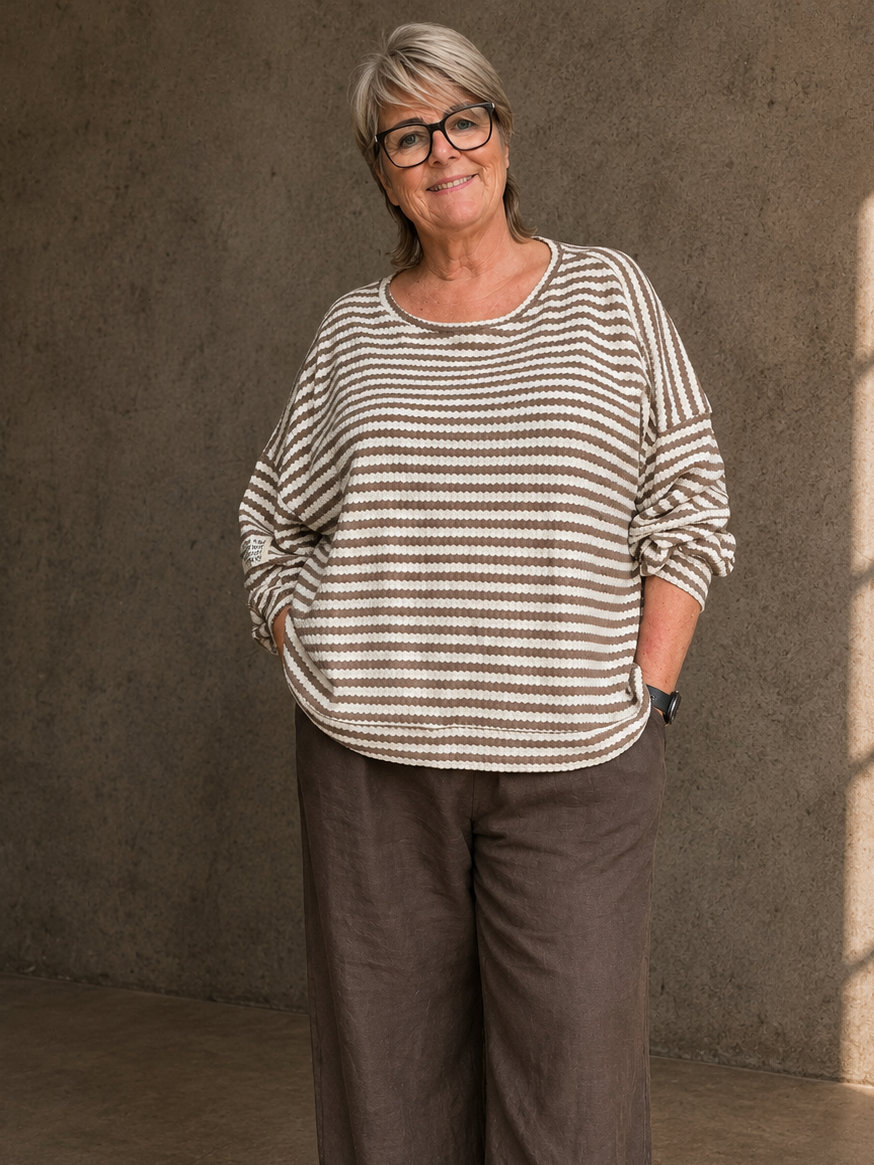 Lækker strik til plus size kvinden, som godt kan lide en let strik med flot struktur. Den har en lille mærke på ærmet, som er en fin detalje. 
