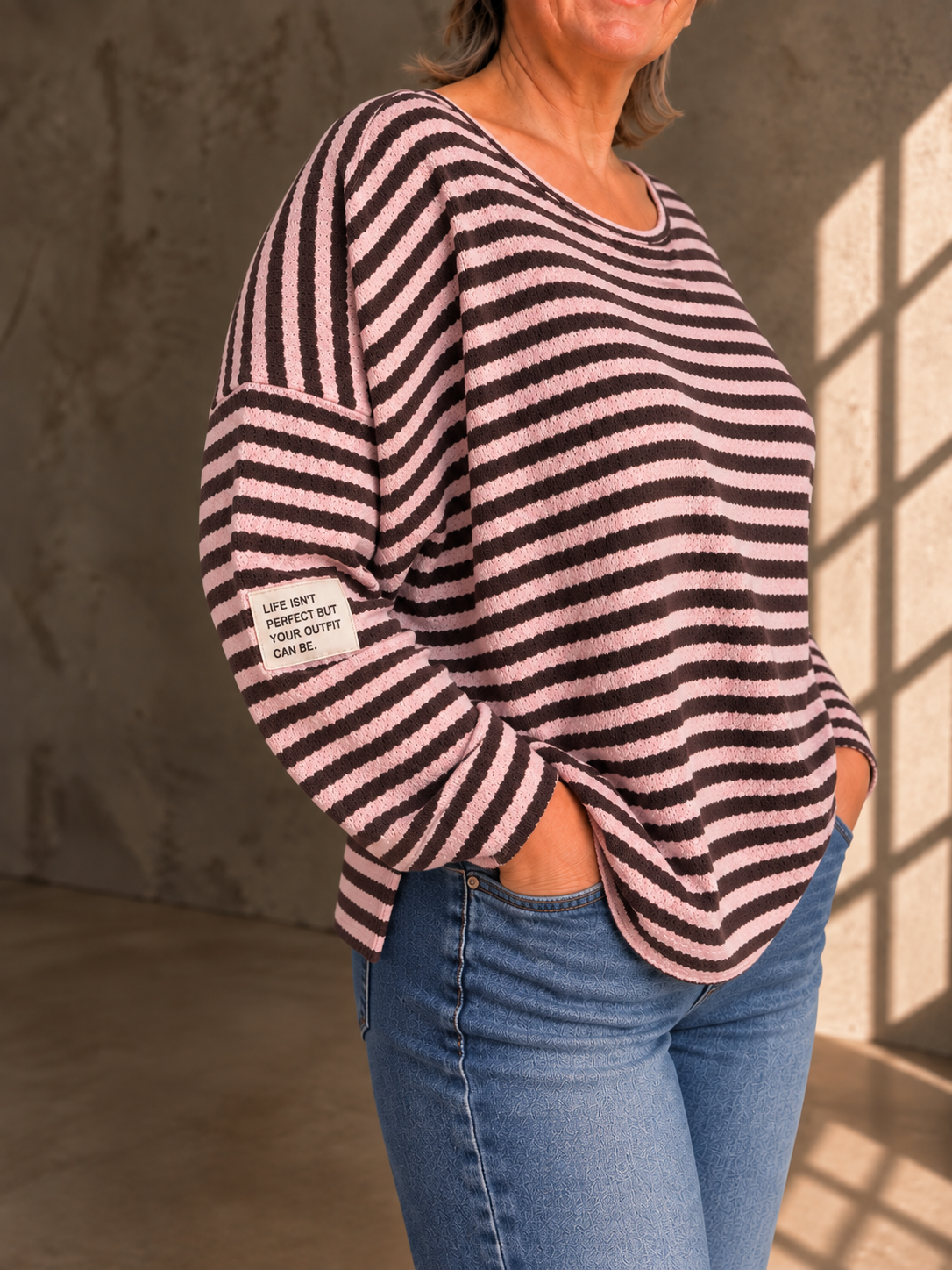 Lækker strik til plus size kvinden, som godt kan lide en let strik med flot struktur. Den har en lille mærke på ærmet, som er en fin detalje. 