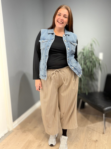 Åse buks i blødt, komfortabelt stof med høj talje og lige ben, klassisk pasform, enkel og elegant design i neutral farve, perfekt til både hverdag og arbejde