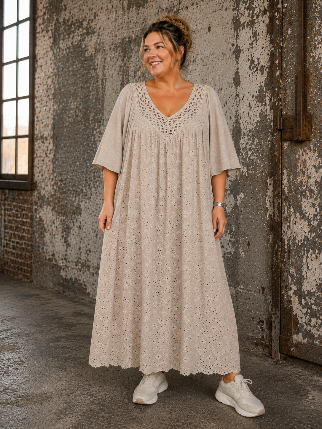ada blonde kjole lang og flot bomulds kjole med broderi angles. plussize kjole