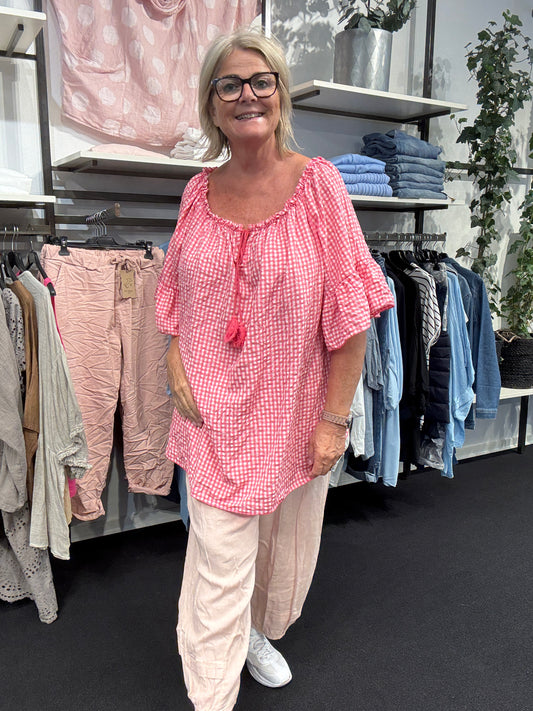 Addy bluse i pink ternet til pluspiger fra sigensgaard.dk