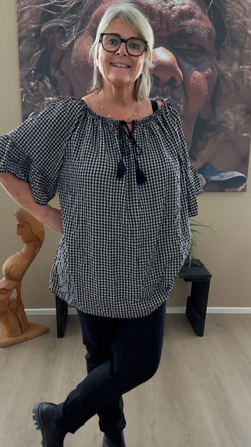 Addy bluse i sort ternet til pluspiger fra sigensgaard.dk