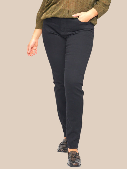 Adia sorte jeans plads over maven og med smalle ben skøn plussize buks fra Adia.