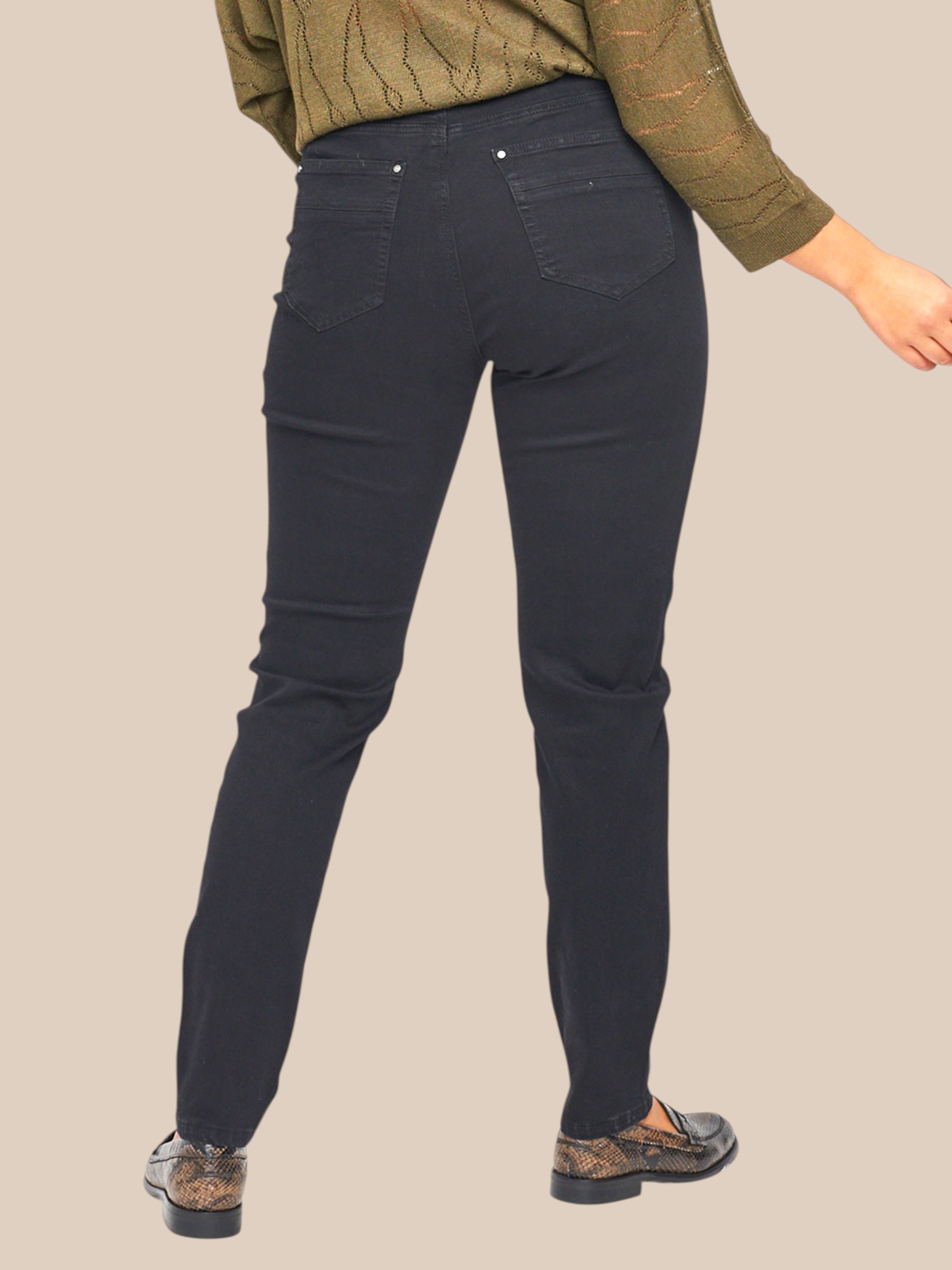 Adia sorte jeans plads over maven og med smalle ben skøn plussize buks fra Adia.