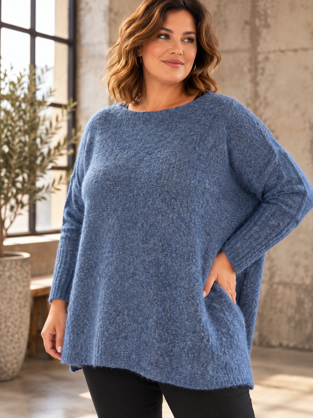Alt-tekst: **Henry uldstrik i plus size med flagermusærmer, bådhals og lange ærmer med rib. Let og blød strik, fås i 5 flotte farver. Billedet er AI-genereret.**