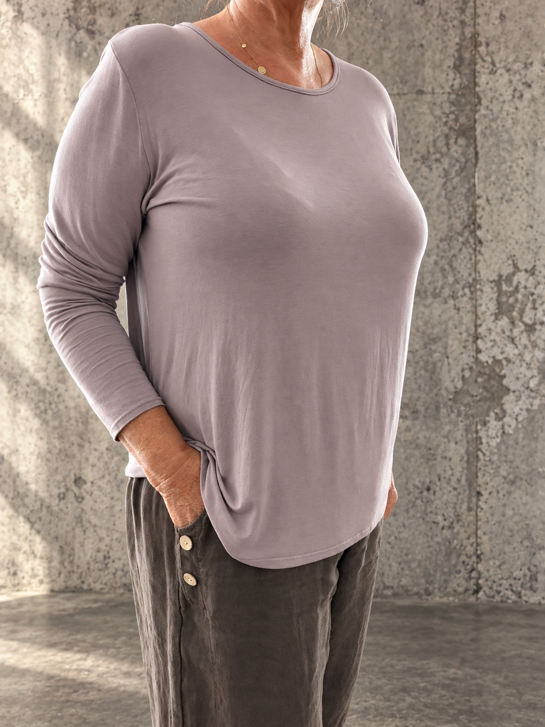 Alli plus size T-shirt med lange ærmer, rund hals og afslappet pasform – perfekt som blød basisbluse under skjorter, strik, veste og jakker.
Billed er Ai generet.