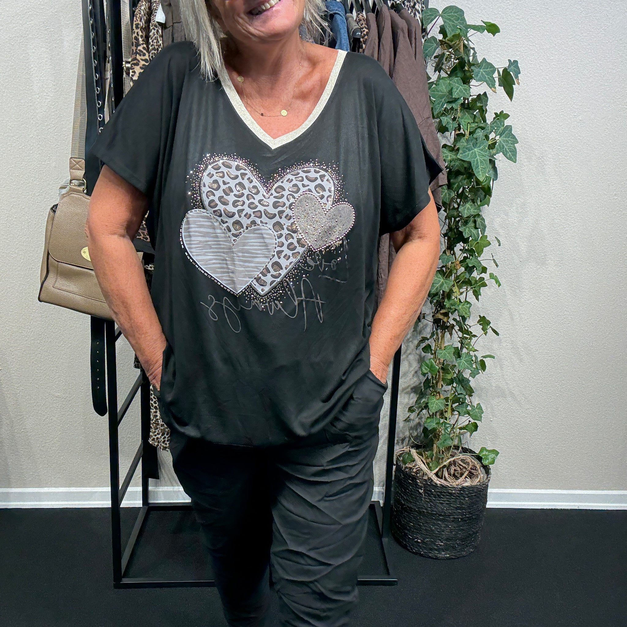 Alma T-shirts plussize som fåes i både sort og brun fra Sigensgaard.dk