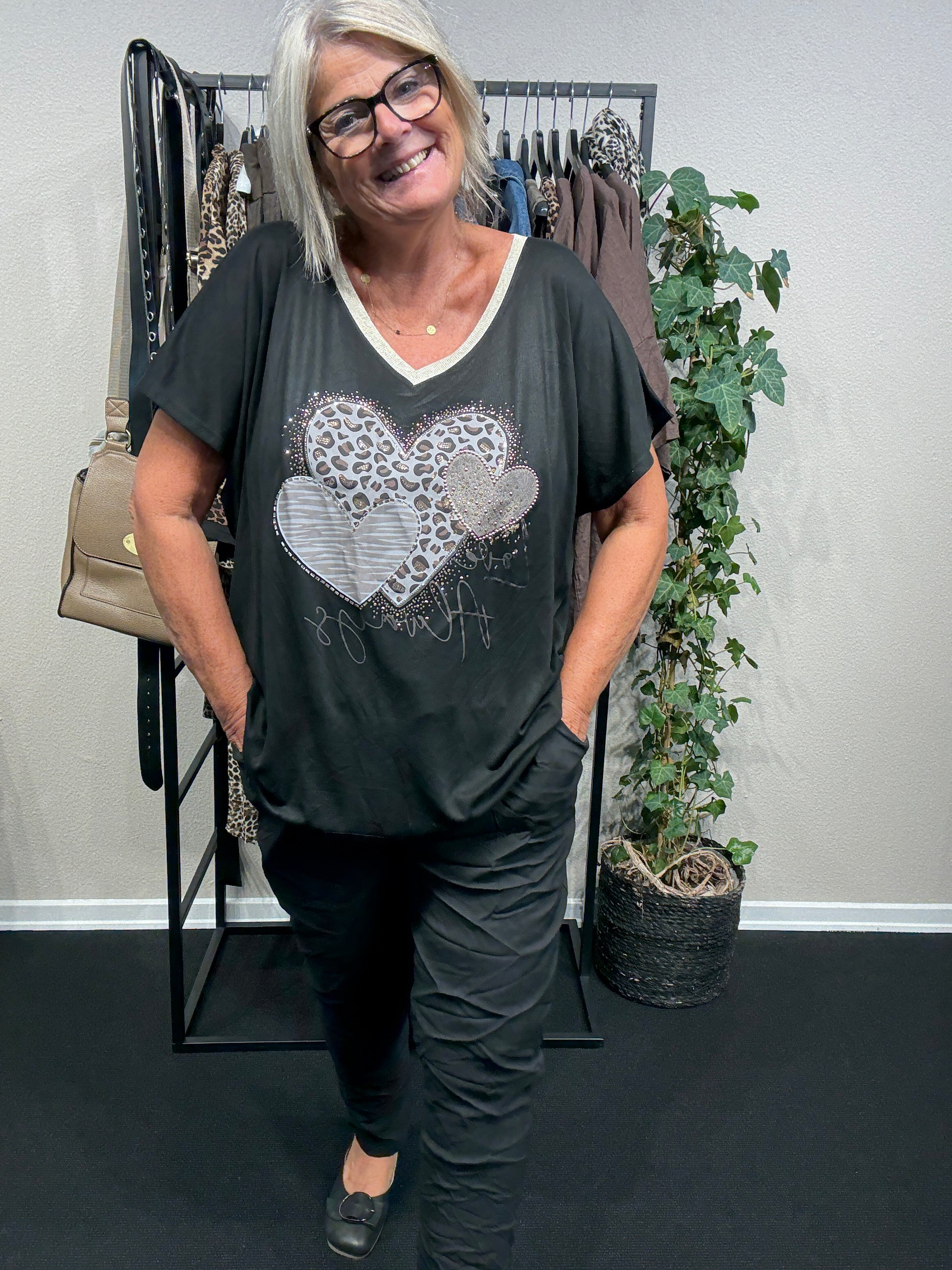 Alma T-shirts plussize som fåes i både sort og brun fra Sigensgaard.dk