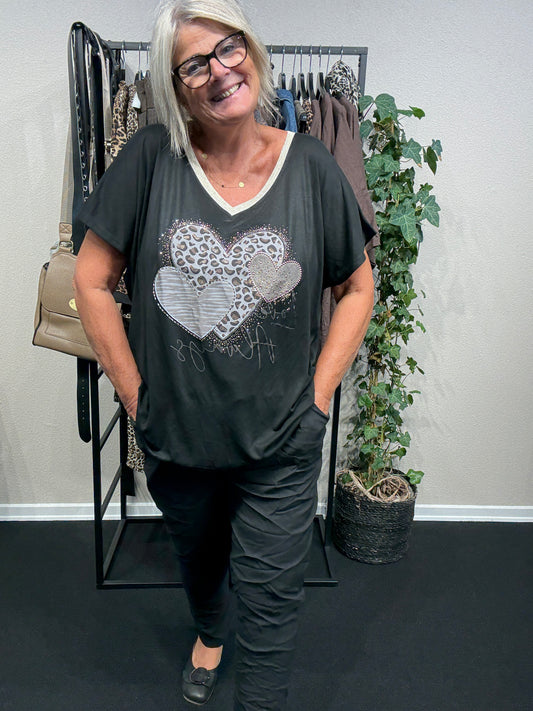 Alma T-shirts plussize som fåes i både sort og brun fra Sigensgaard.dk