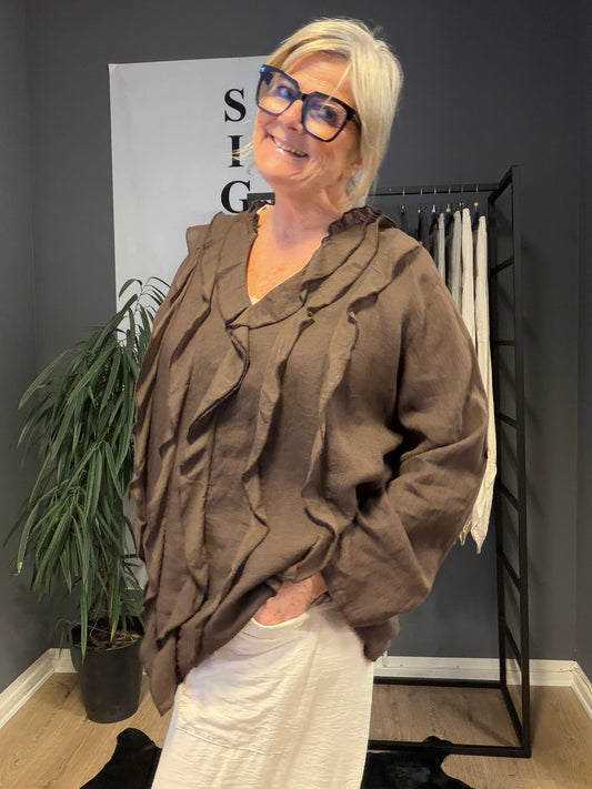 Smukke Alma hør skjorte pynt eller hverdag,rå eller klassisk den kan det hele,langt ærme som har elevatorhejs på ærme.findes i 4 smukke neutrale farver.