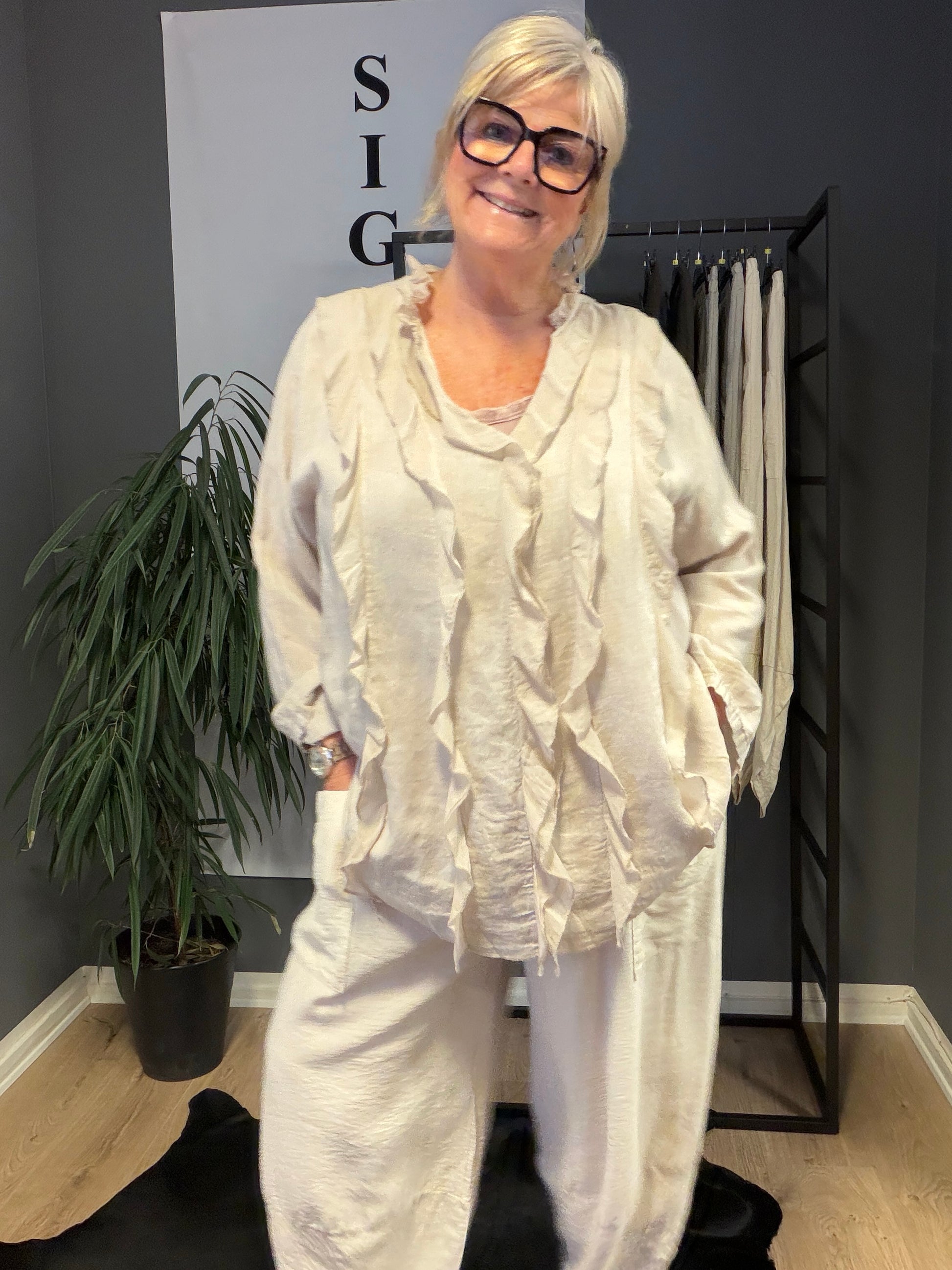 Smukke Alma hør skjorte pynt eller hverdag,rå eller klassisk den kan det hele,langt ærme som har elevatorhejs på ærme.findes i 4 smukke neutrale farver.