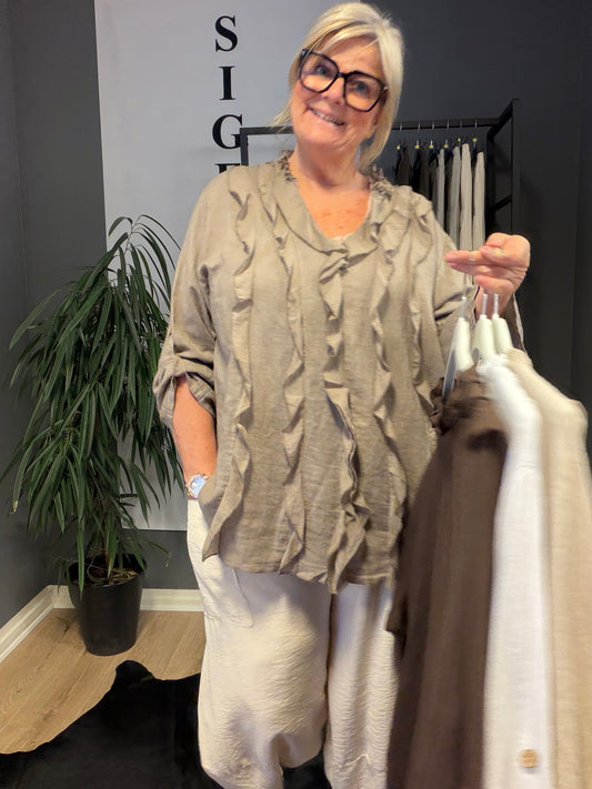 Smukke Alma hør skjorte pynt eller hverdag,rå eller klassisk den kan det hele,langt ærme som har elevatorhejs på ærme.findes i 4 smukke neutrale farver.