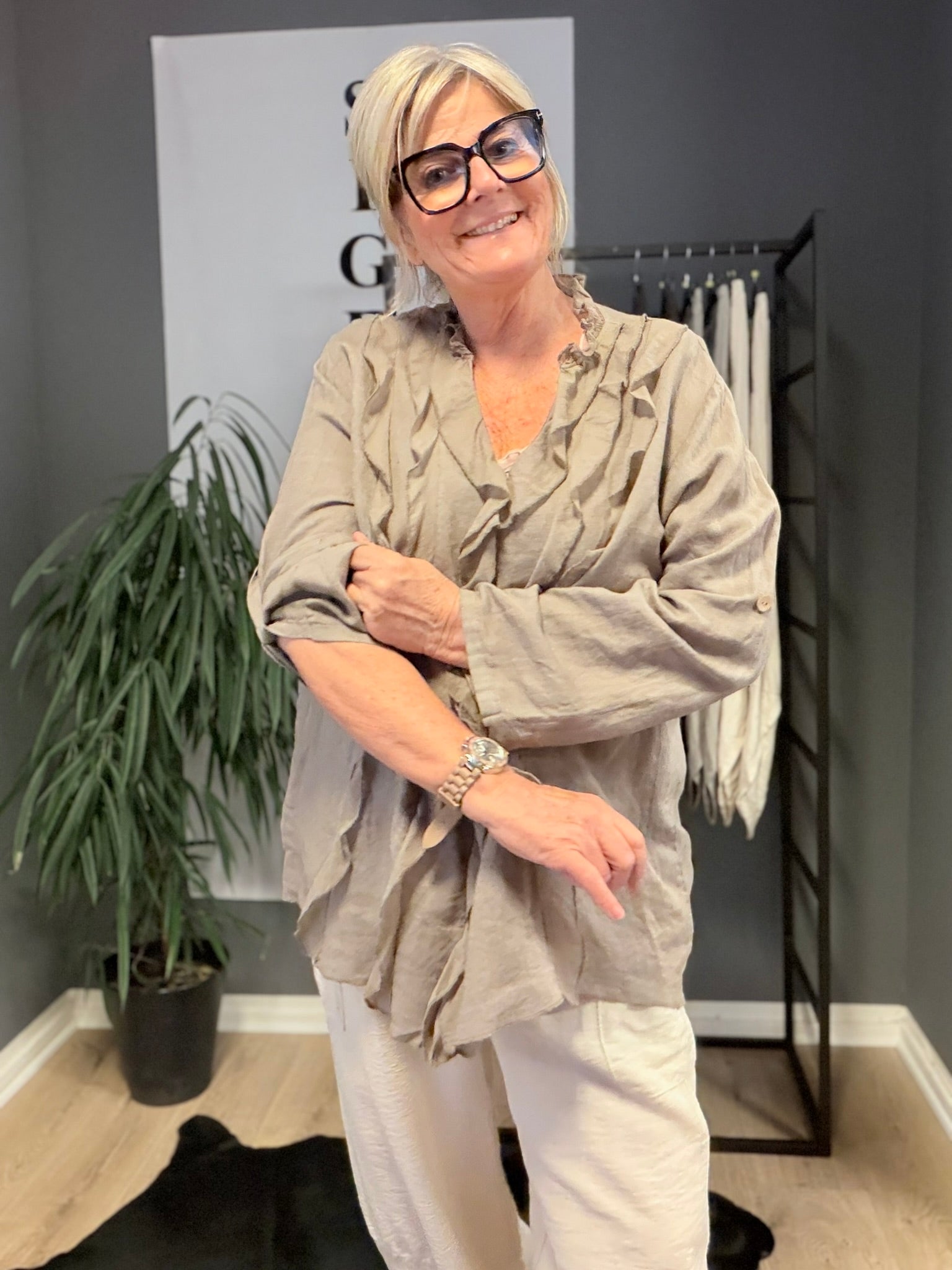 Smukke Alma hør skjorte pynt eller hverdag,rå eller klassisk den kan det hele,langt ærme som har elevatorhejs på ærme.findes i 4 smukke neutrale farver.