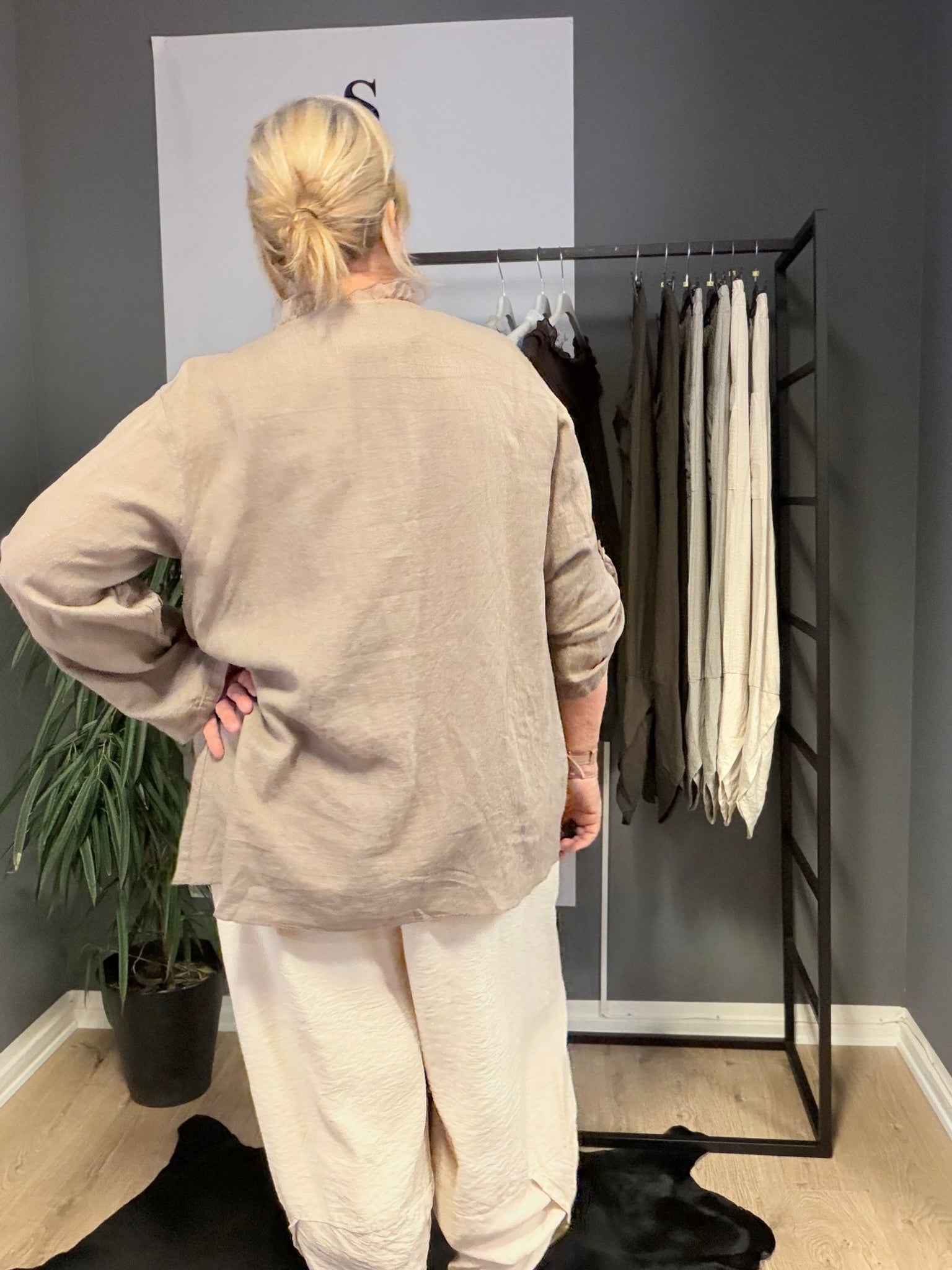 Smukke Alma hør skjorte pynt eller hverdag,rå eller klassisk den kan det hele,langt ærme som har elevatorhejs på ærme.findes i 4 smukke neutrale farver.