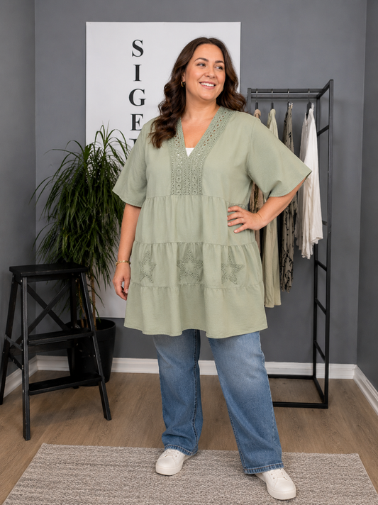 Plus size tunika, dame tunika, grøn tunika, loose fit tunika, boho tunika, komfortabel tunika, kurvet mode, plus size mode, tunika med blondedetaljer, hverdagslook billed er ai generet