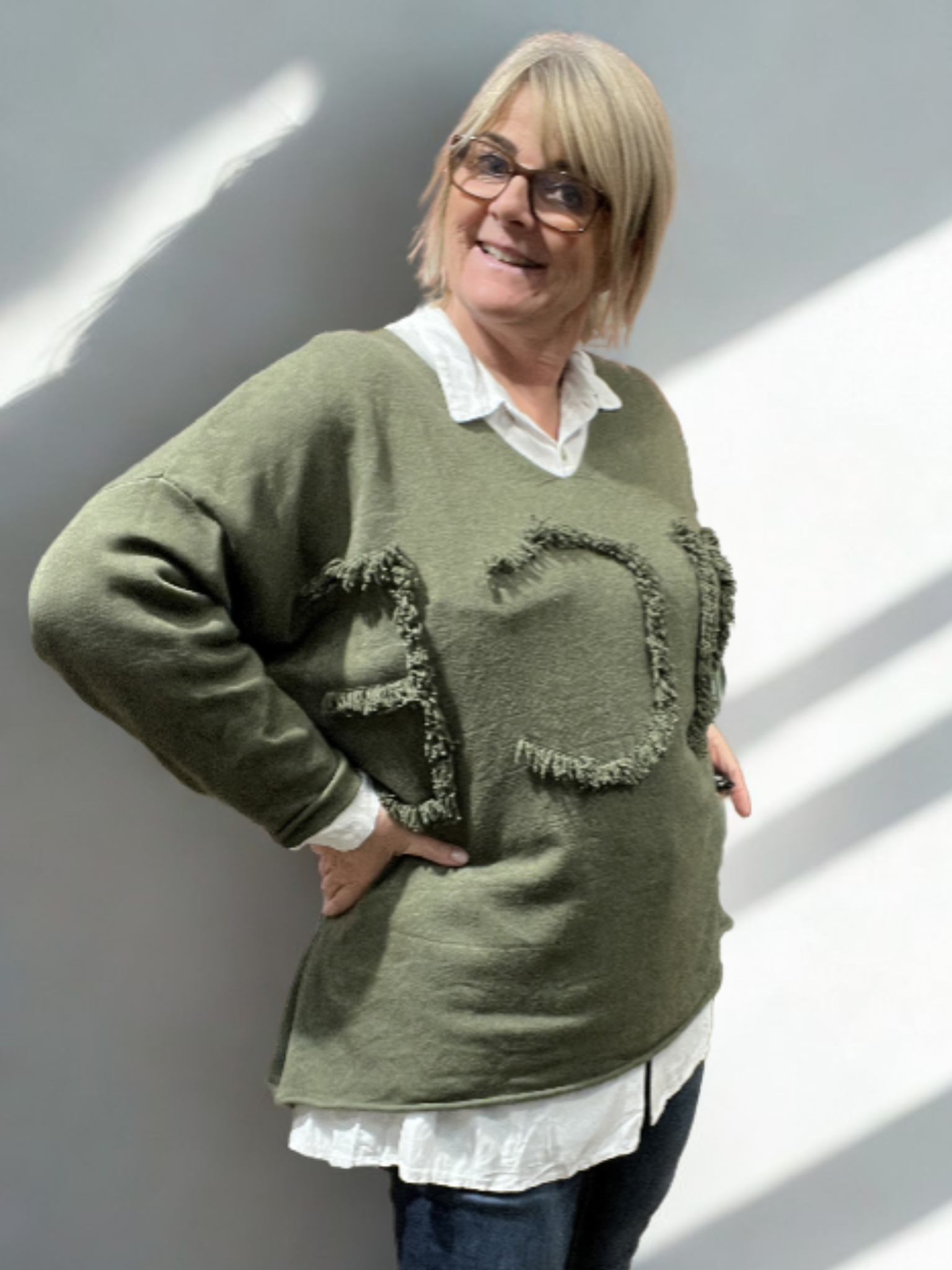 Lækker strik til plus size kvinden, der gerne vil have noget lidt andet end en almindelig pullover.

*Baggrunden på billedet er genereret vha. AI