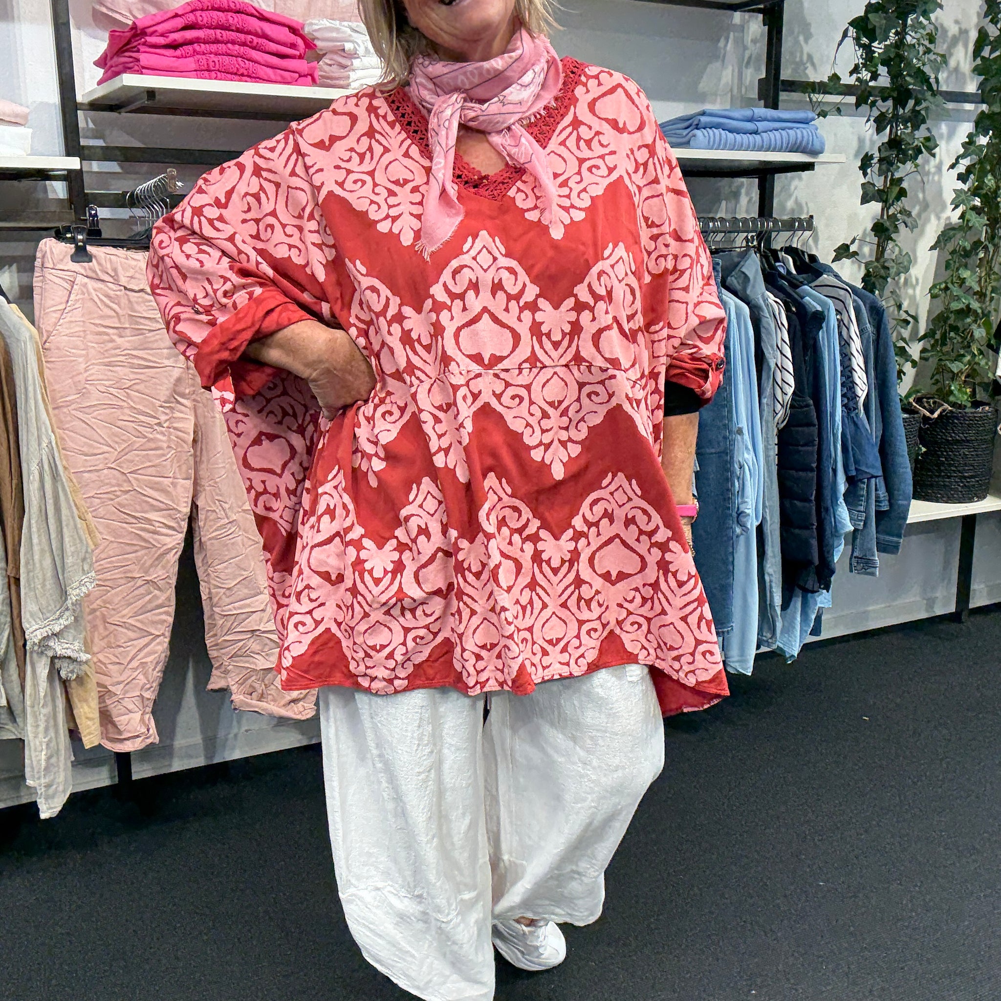 Amanda tunika i rød flot vhals med strik omkring langt ærme med elevator hejs bred og rummelig i facon,plussize fra sigensgaard.dk