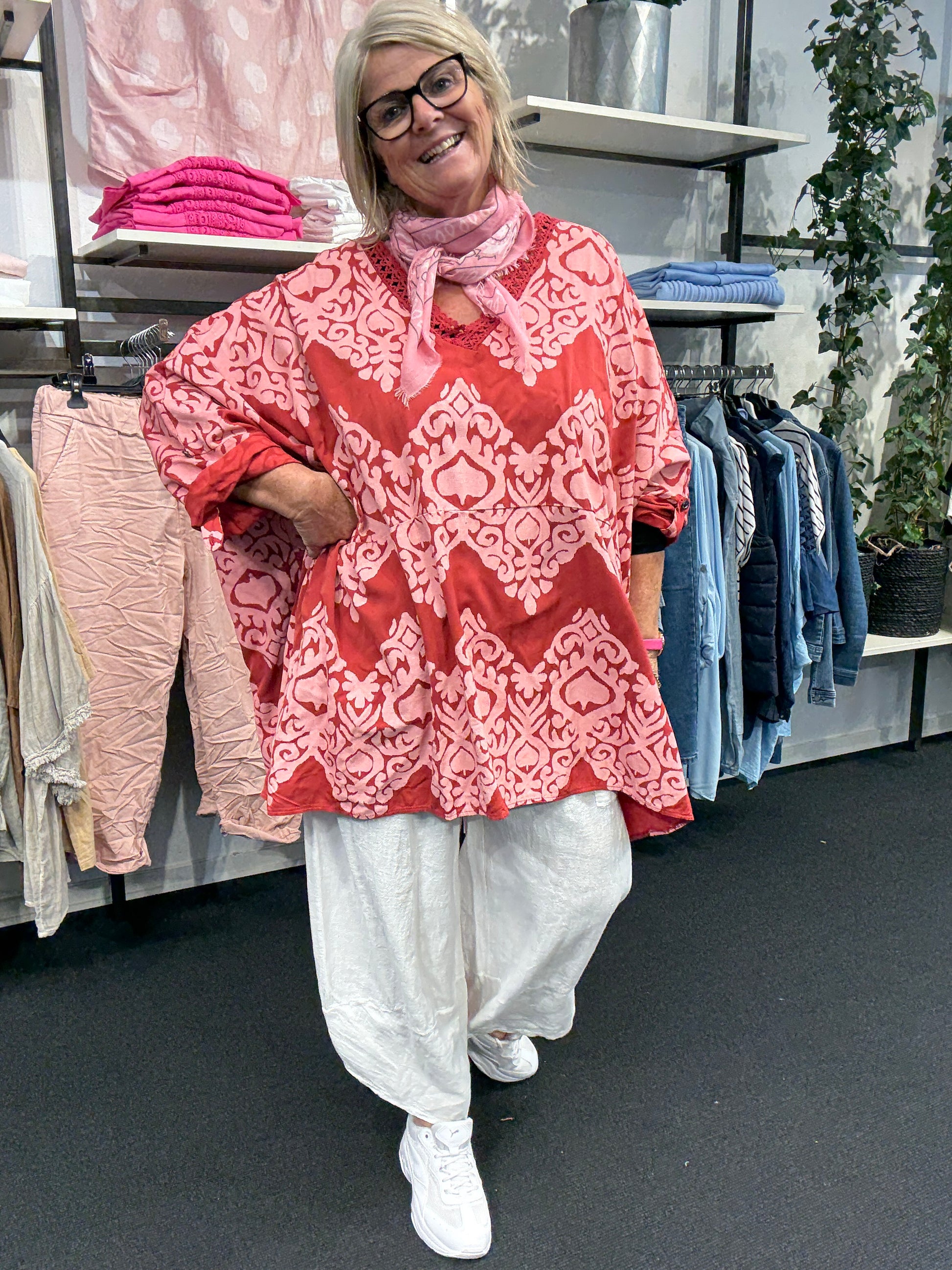 Amanda tunika i rød flot vhals med strik omkring langt ærme med elevator hejs bred og rummelig i facon,plussize fra sigensgaard.dk