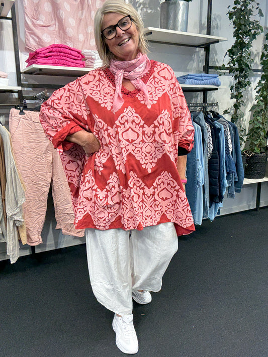 Amanda tunika i rød flot vhals med strik omkring langt ærme med elevator hejs bred og rummelig i facon,plussize fra sigensgaard.dk