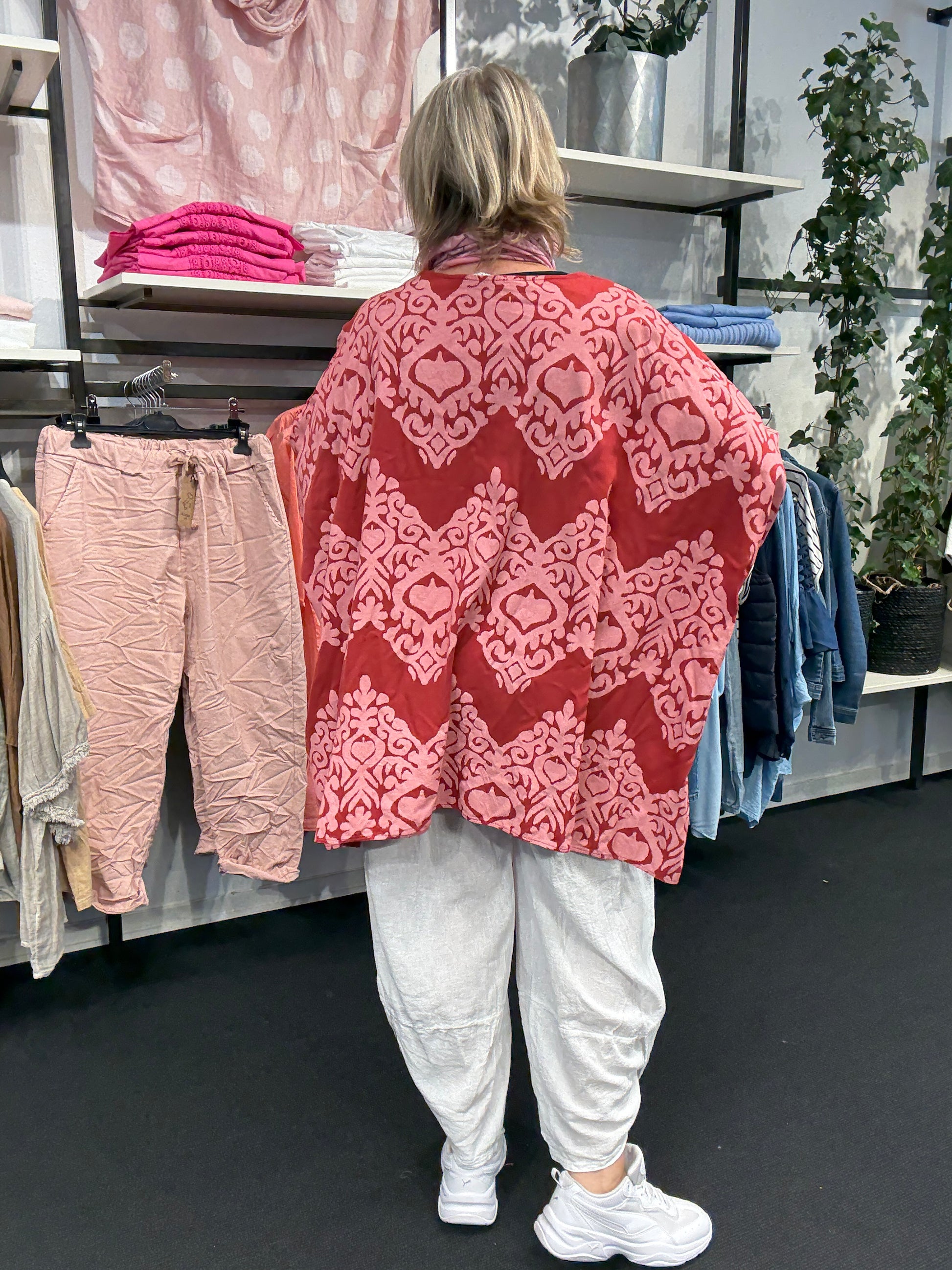 Amanda tunika i rød flot vhals med strik omkring langt ærme med elevator hejs bred og rummelig i facon,plussize fra sigensgaard.dk