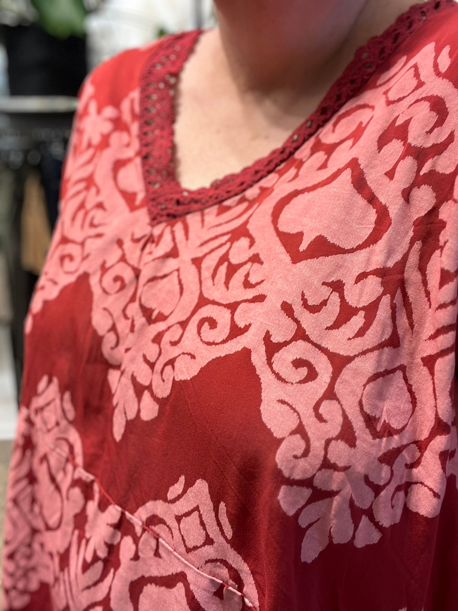 Amanda tunika i rød flot vhals med strik omkring langt ærme med elevator hejs bred og rummelig i facon,plussize fra sigensgaard.dk