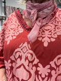 Amanda tunika i rød flot vhals med strik omkring langt ærme med elevator hejs bred og rummelig i facon,plussize fra sigensgaard.dk