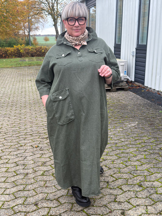 opdag den smukke laila jeans kjole til plus piger en perfekt kombination af komfort,stil og selvtillid. Denne plus size denim kjole er designet specielt til dig,der elsker er afslappet,men feminint look,som fremhæver dine kurve på den helt rigtige måde Laila jeans kjolen findes i 3 smukke efterårs farver.