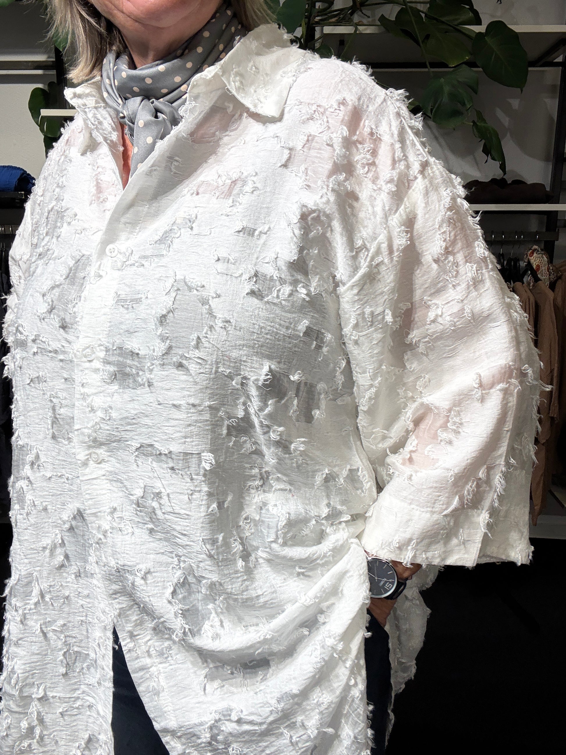 Anette skjorte med struktur i stof gennem knappet 3/4 langt ærme som er bredet forneden denne findes i 3 farver og er til både hverdag og fest.