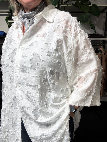 Anette skjorte med struktur i stof gennem knappet 3/4 langt ærme som er bredet forneden denne findes i 3 farver og er til både hverdag og fest.