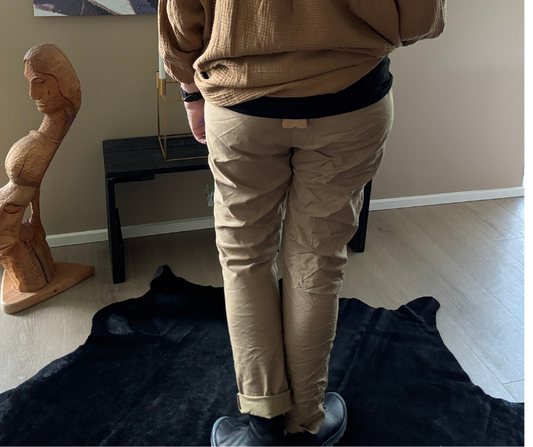 Anna huggebuks i taupe smal i ben men med go plads over mave findes i mange farver plussize