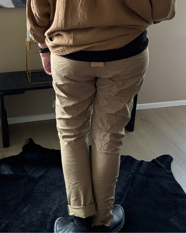 Anna huggebuks i taupe smal i ben men med go plads over mave findes i mange farver plussize