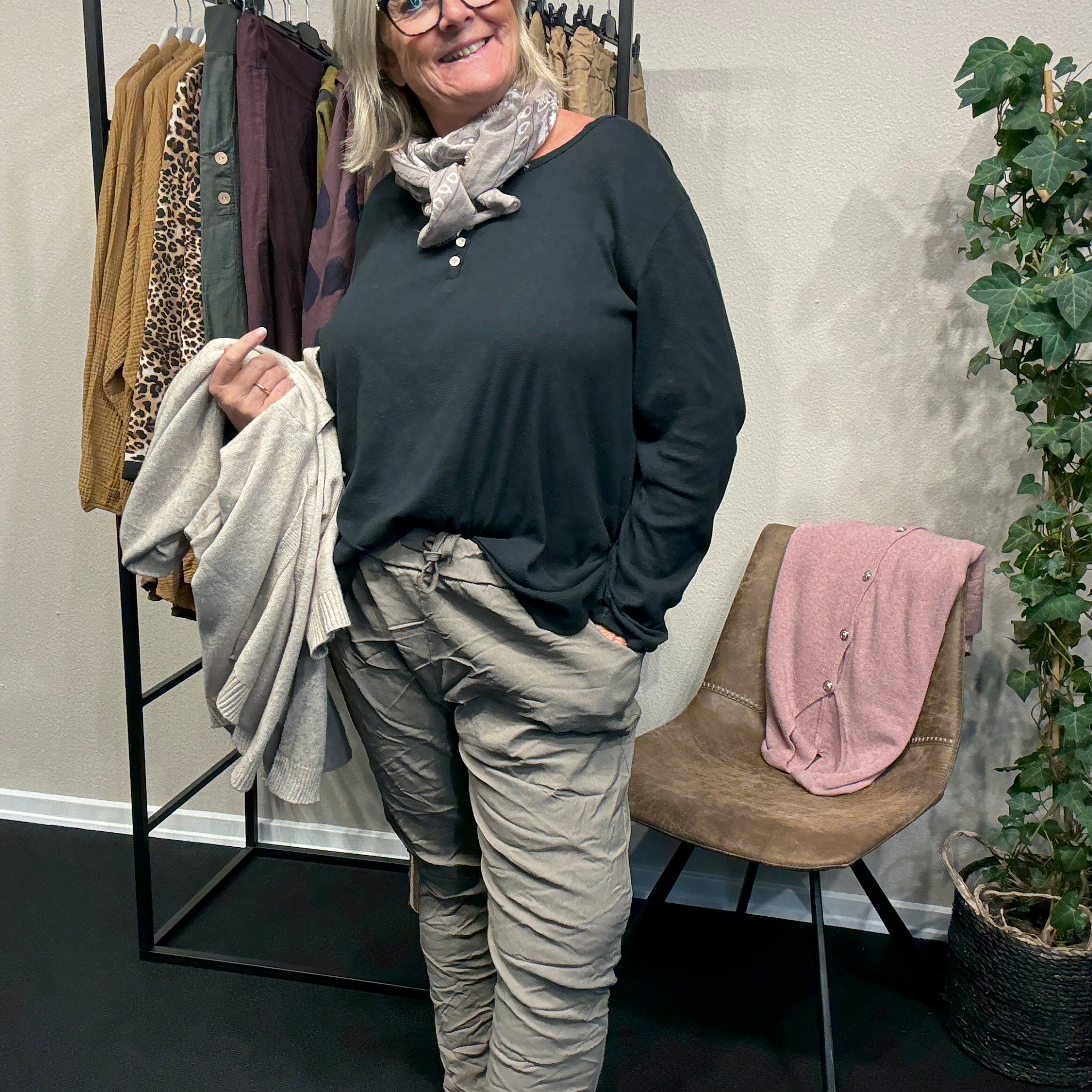 Anna huggebuks i taupe smal i ben men med go plads over mave findes i mange farver plussize