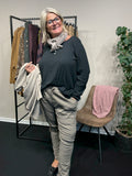 Anna huggebuks i taupe smal i ben men med go plads over mave findes i mange farver plussize