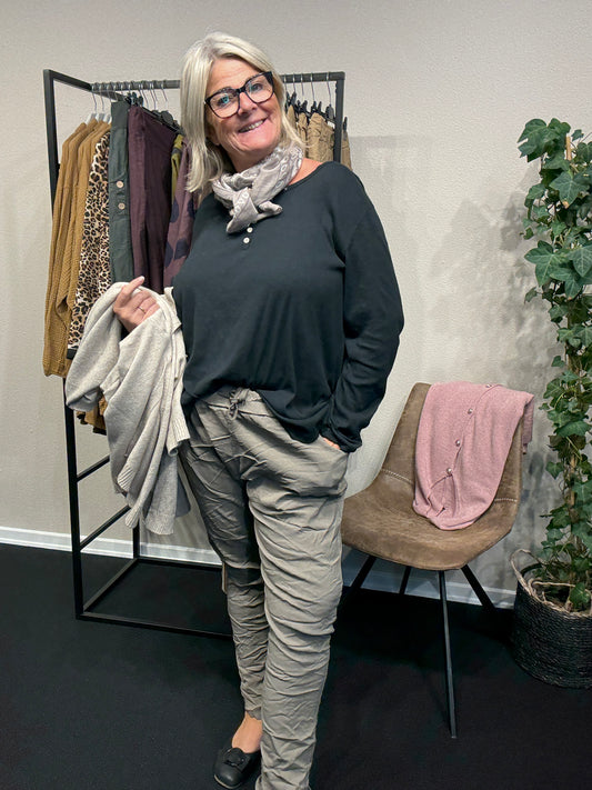 Anna huggebuks i taupe smal i ben men med go plads over mave findes i mange farver plussize