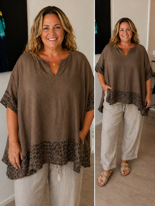 Smart hør bluse med leopard print ved ærme og bund af tunikaen. Den er i en lækker hør-kvalitet.