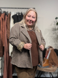 Smart ternet plus size jakke med leopard foer indeni som du kan få frem ved at give ærmet et ombuk. 