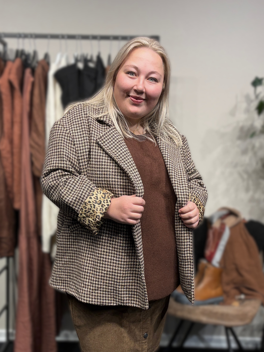 Smart ternet plus size jakke med leopard foer indeni som du kan få frem ved at give ærmet et ombuk. 