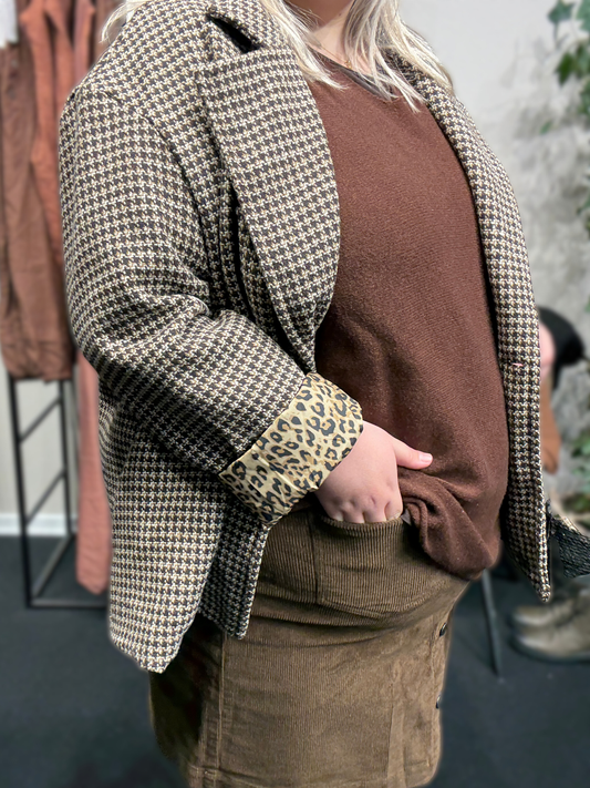 Smart ternet plus size jakke med leopard foer indeni som du kan få frem ved at give ærmet et ombuk. 