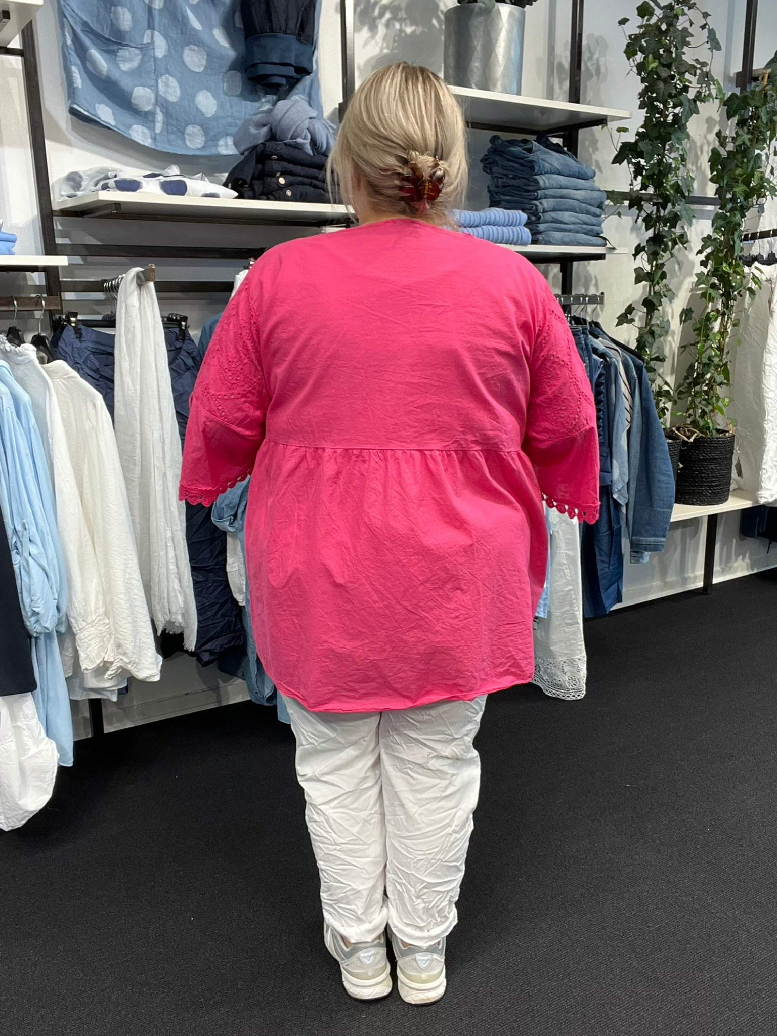 Plus size tunikaen "Anni" fra Sigensgaard har en rigtig god facon, som gør at de fleste plus size piger vil blive glad for den. Den er med trompet-ærmer, v-hals og smukke broderingsdetaljer. Her ses den i pink.