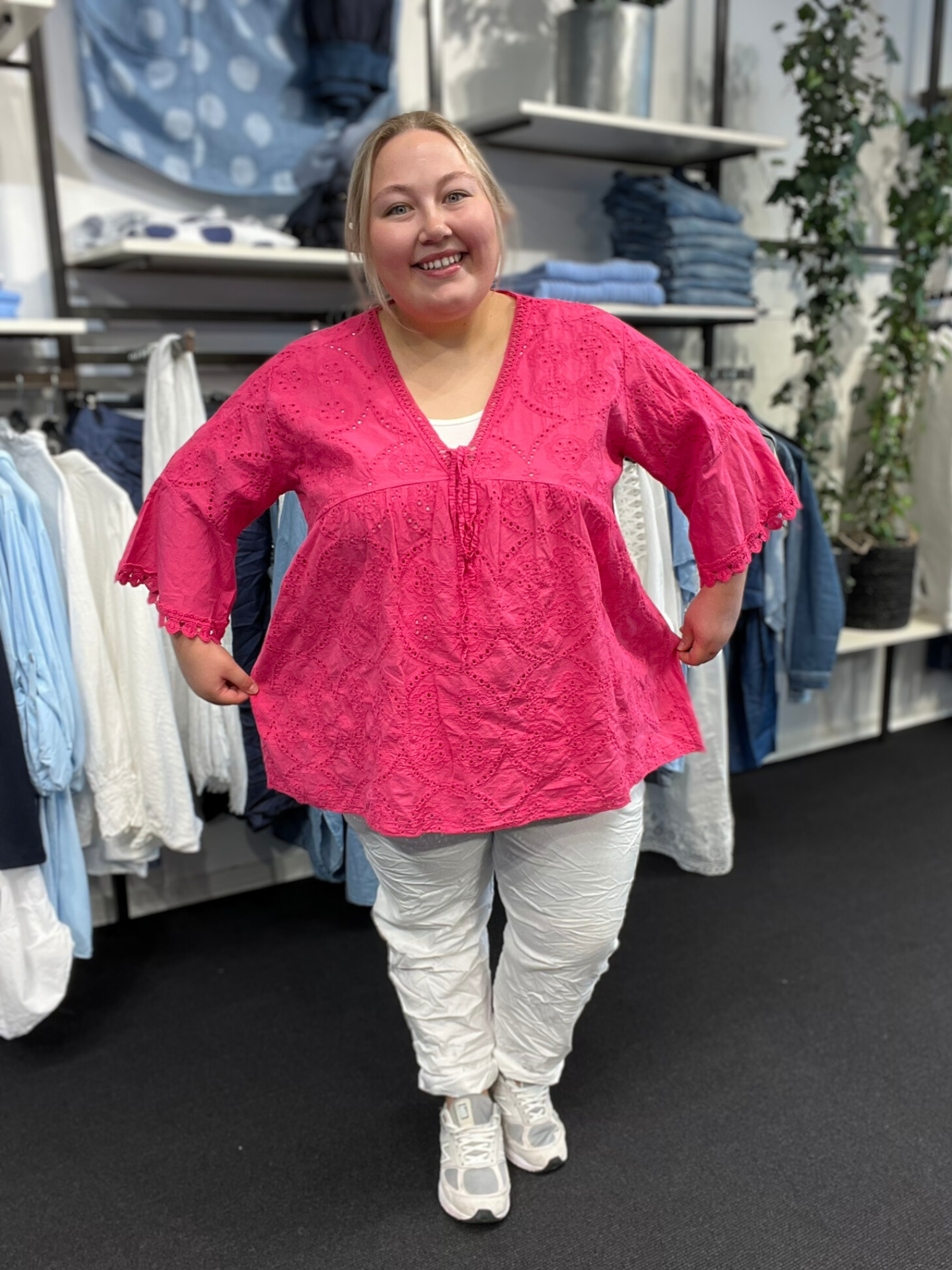 Plus size tunikaen "Anni" fra Sigensgaard har en rigtig god facon, som gør at de fleste plus size piger vil blive glad for den. Den er med trompet-ærmer, v-hals og smukke broderingsdetaljer. Her ses den i farven pink.