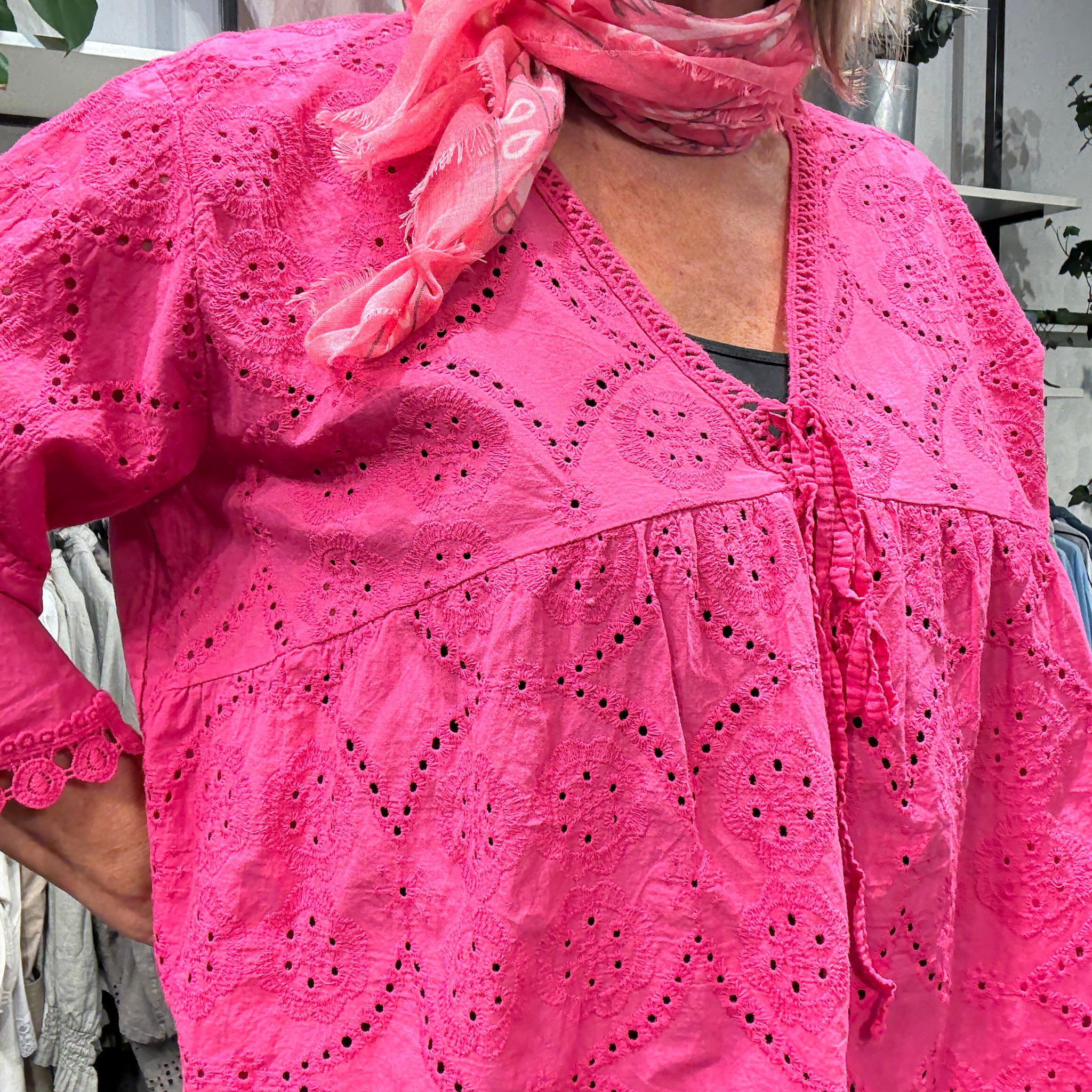 Plus size tunikaen "Anni" fra Sigensgaard har en rigtig god facon, som gør at de fleste plus size piger vil blive glad for den. Den er med trompet-ærmer, v-hals og smukke broderingsdetaljer. Her ses den i farven pink.