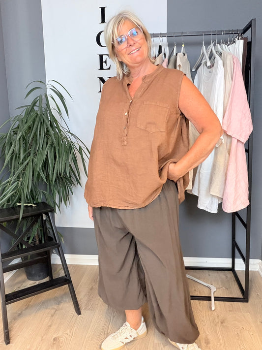 Anni plussize hørtopstolpe luking med knapper ned findes i 3 neutrale farver.