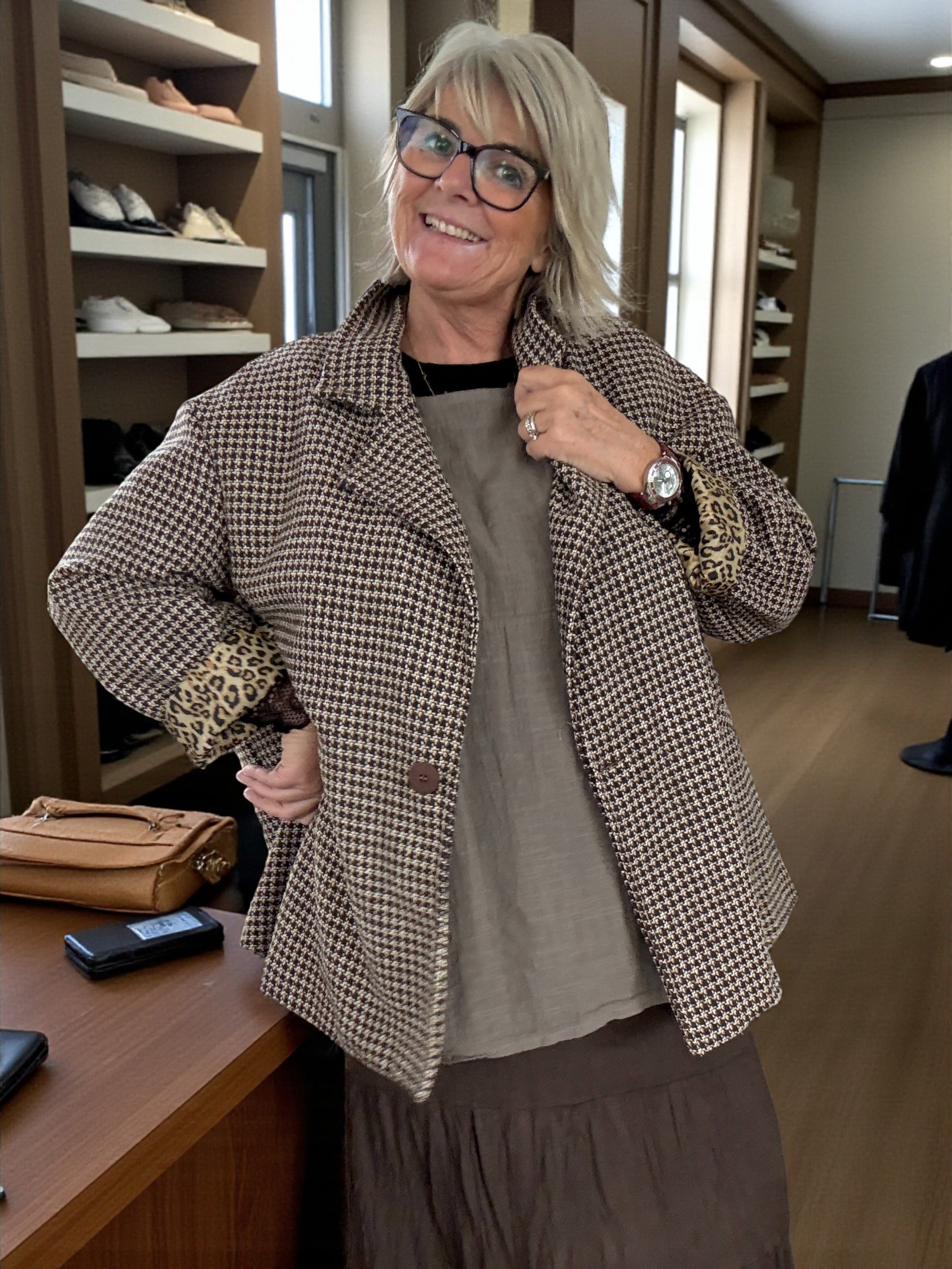 Ternet plussize blazer i flotte brunlige farver.brug den ude som inde.