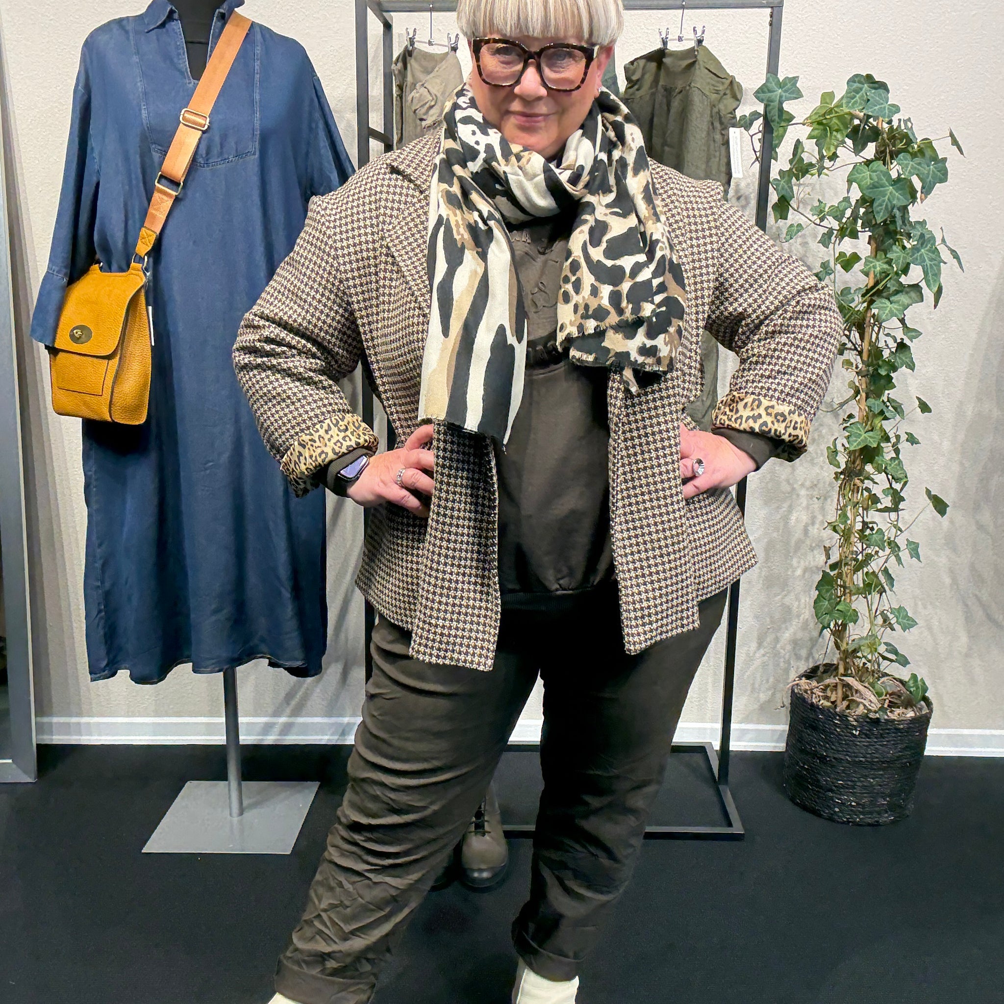 Ternet plussize blazer i flotte brunlige farver.brug den ude som inde.