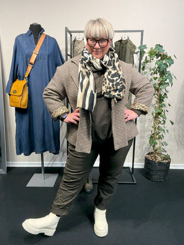 Ternet plussize blazer i flotte brunlige farver.brug den ude som inde.