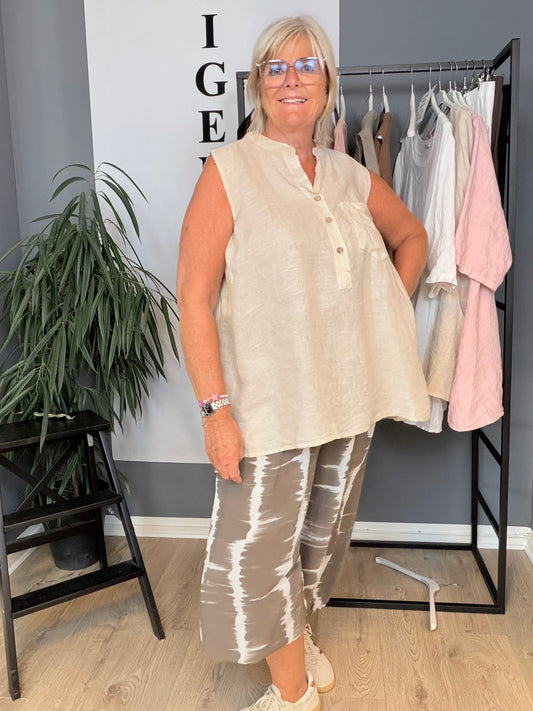 Anni plussize hørtopstolpe luking med knapper ned findes i 3 neutrale farver.