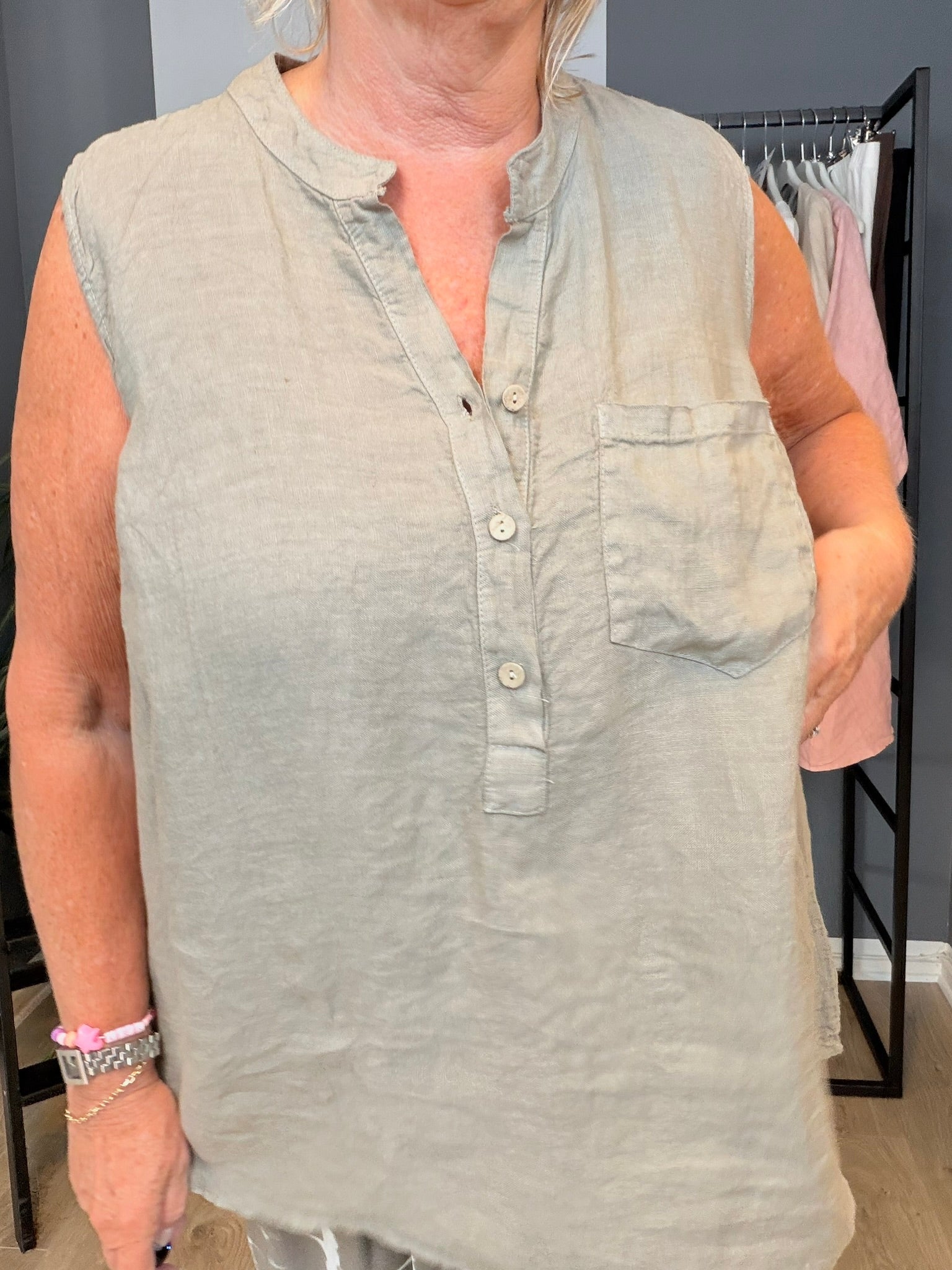 Anni plussize hørtopstolpe luking med knapper ned findes i 3 neutrale farver.