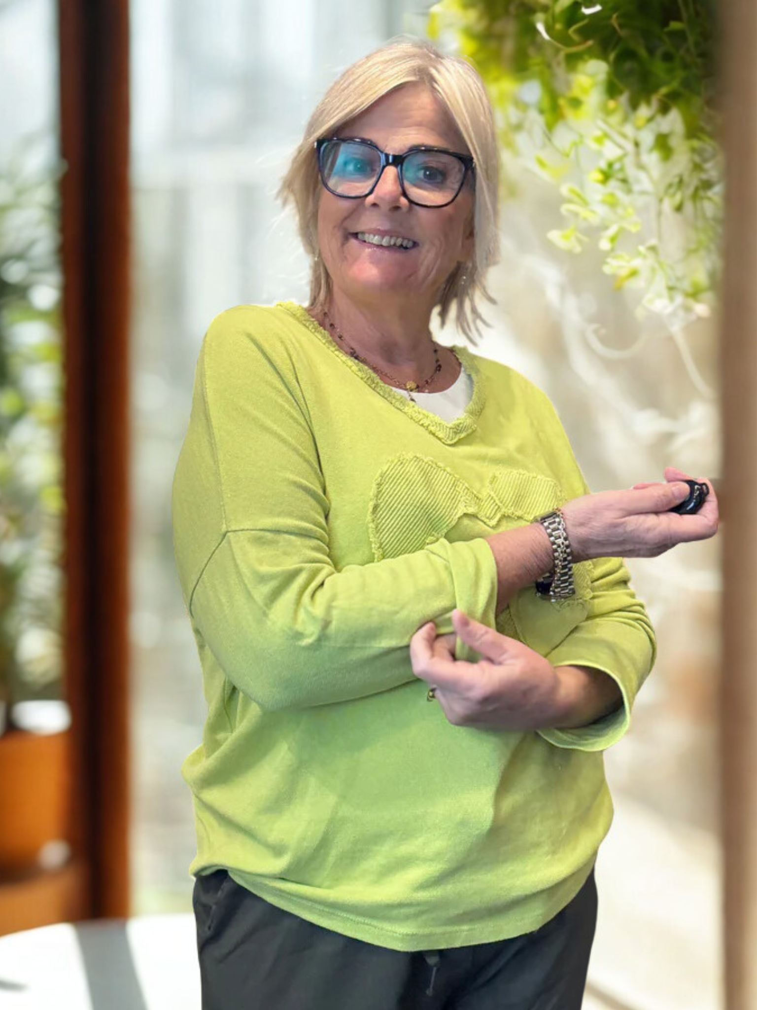 Skøn t-shirt med lange ærmer. Den er perfekt til dig som er mellem en str. 42 til og med 46. Den er både rå og feminin på samme tid.

Baggrund er genereret vha. AI-teknologi