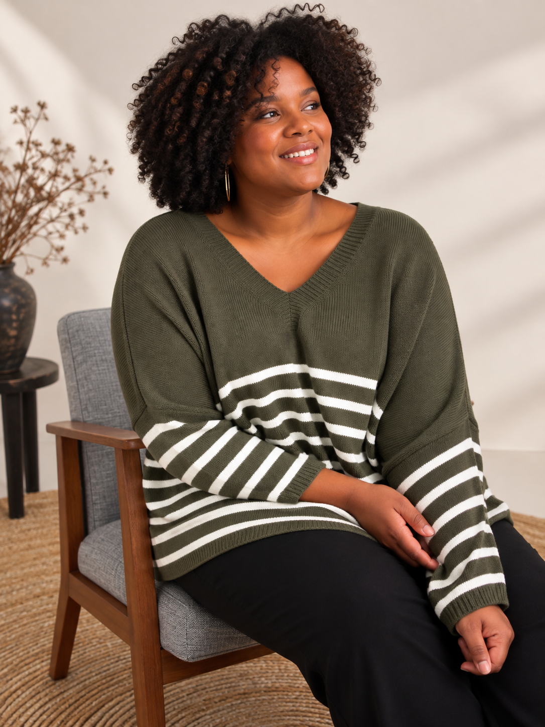 Hille plussize strik med hvide striber og V-hals, vist på plus size model. Billedet er AI-genereret.
